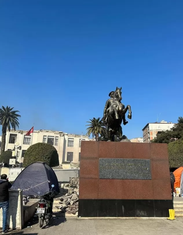 Söylenecek O Kadar Çok Şey Varken